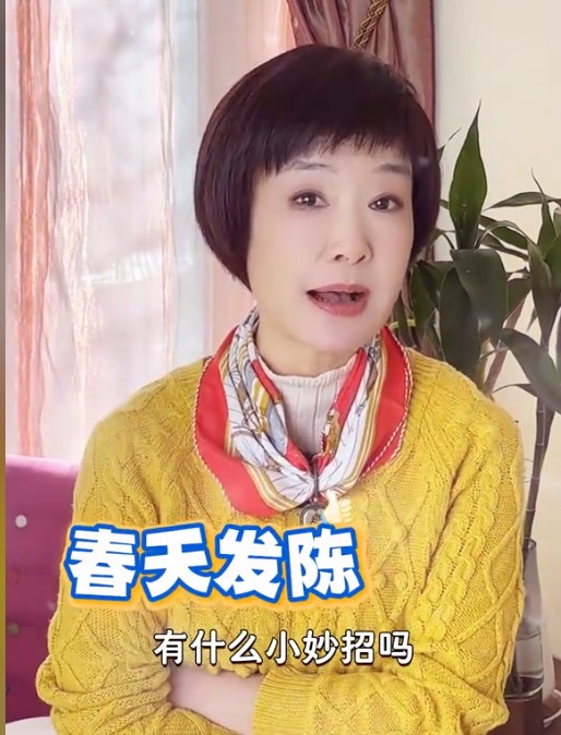 央视主持王雪纯现状：微微发福，54岁直面衰老，无儿无女依旧幸福