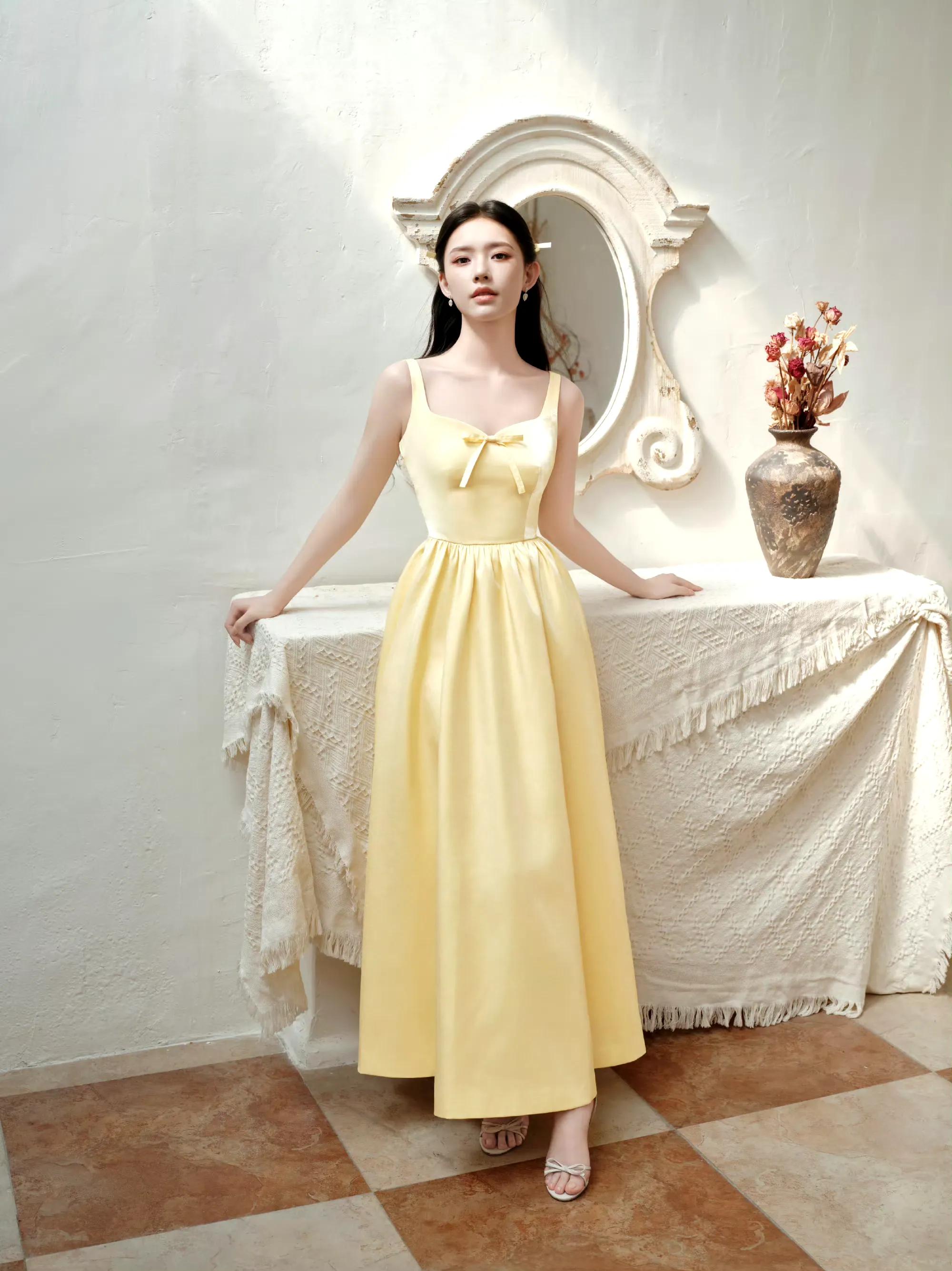 林允现身某活动，穿黄色长裙本人好漂亮，白到发光的存在状态超好