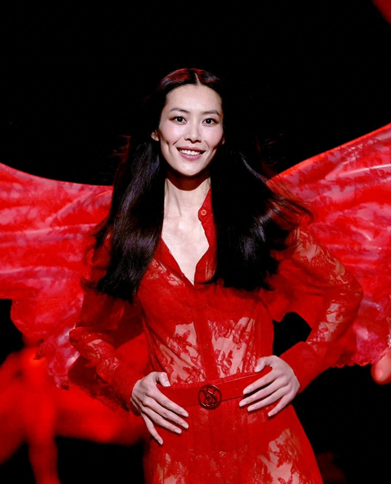 超模刘雯再登维密秀场,身穿红色连体裤戴红色翅膀,好娇艳