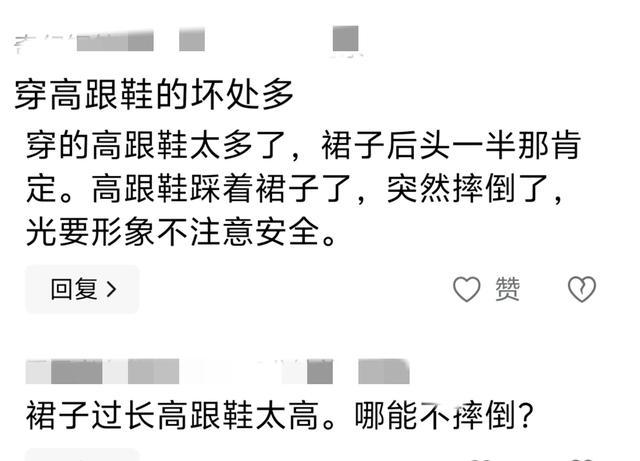 章子怡华表奖摔倒后坐轮椅现身!成龙王一博被吓一跳!