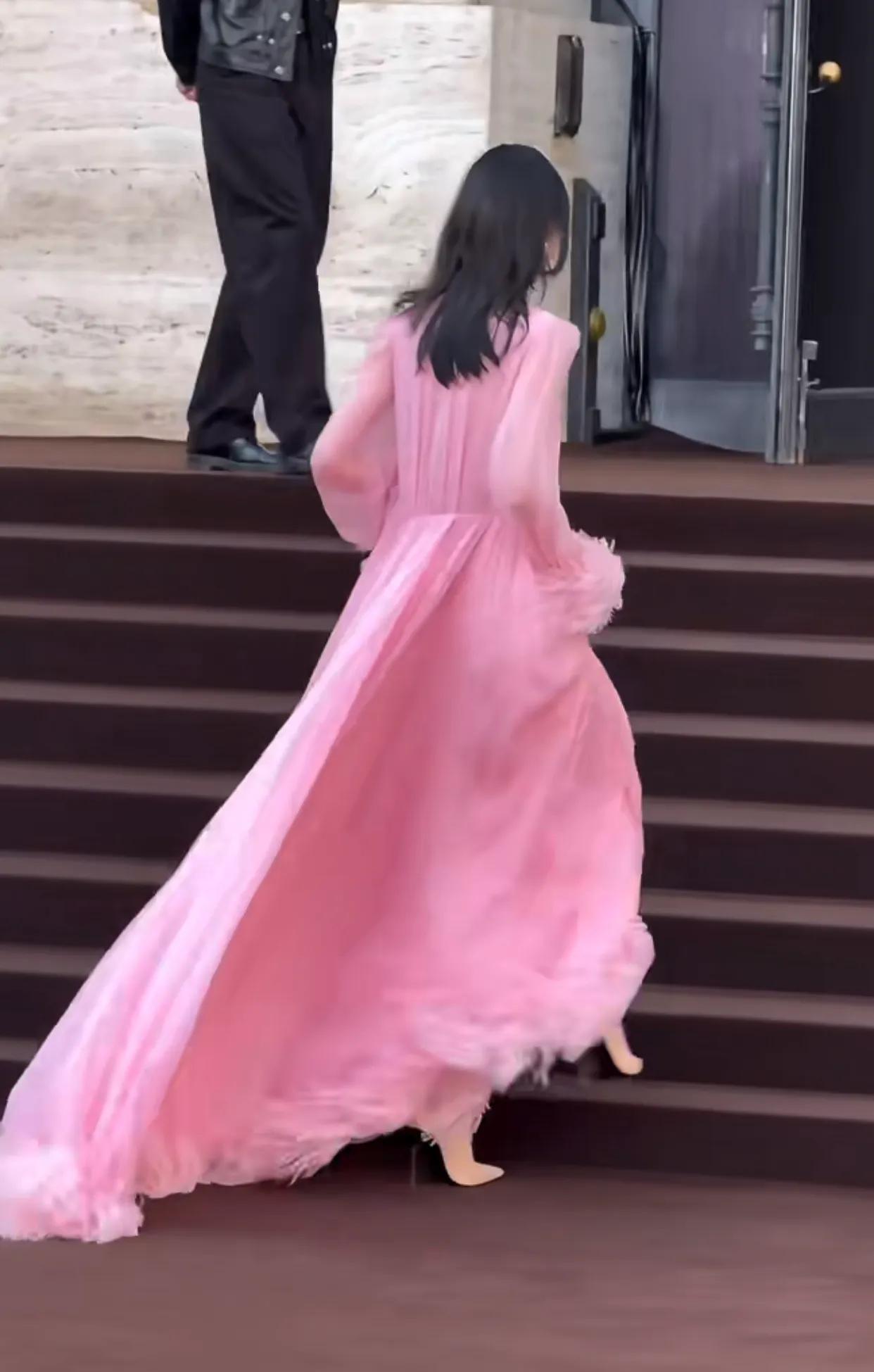 国际超模贺聪穿粉裙惊艳亮相米兰仙气飘飘,虽然脸方,但实在是美