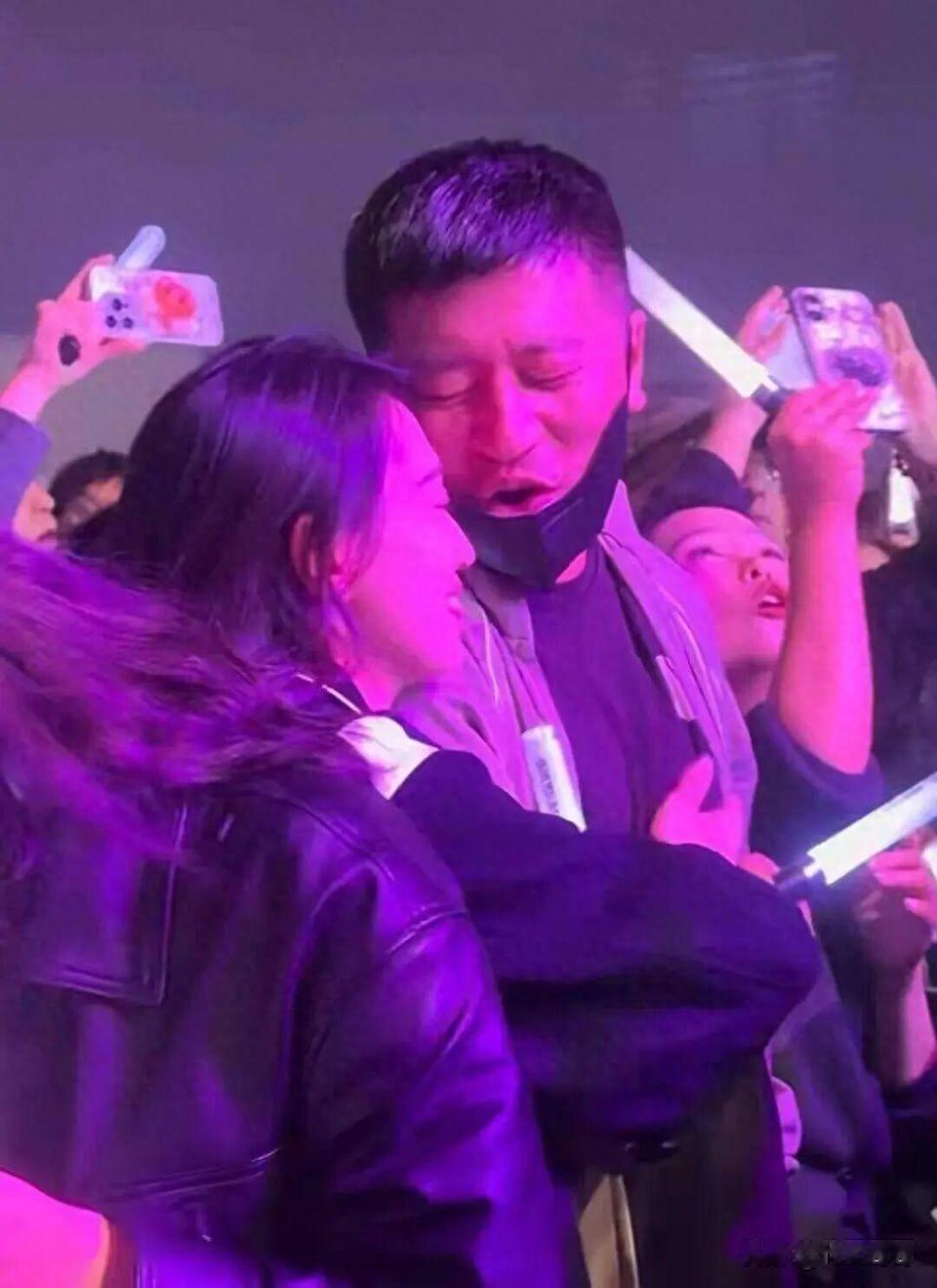 张雪峰演唱会风波升级，小7岁妻子沉默不语，知情人曝其已离婚5年