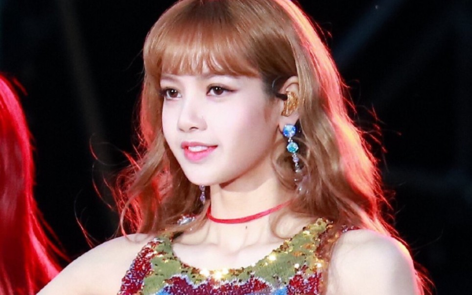 Lisa萝莉岛演唱会视角曝光,她被曝曾在岛上,伺候权贵和资本大佬