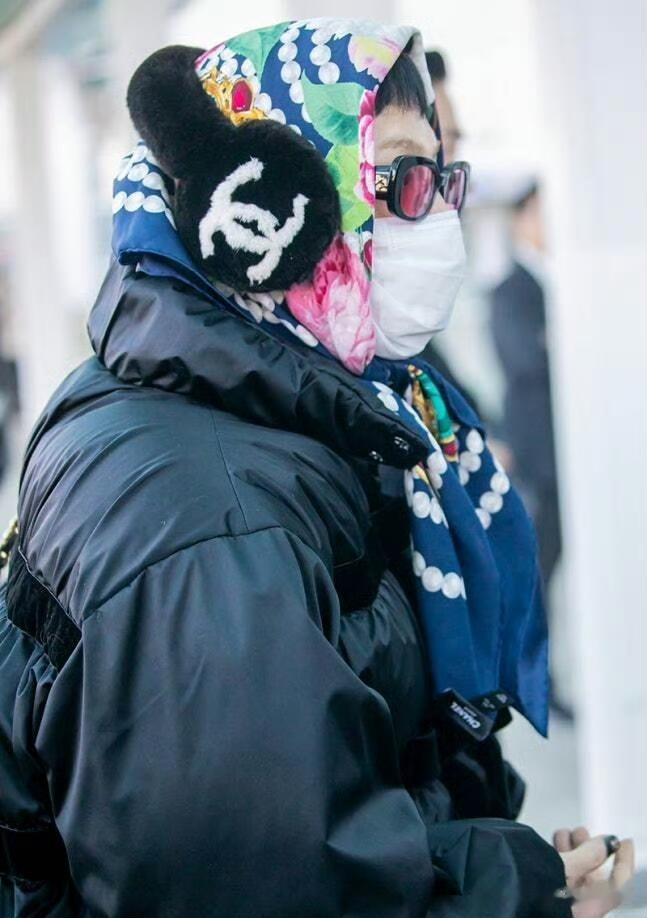 权志龙出发纽约机场路透,戴花头巾穿红色皮鞋,网友:真的好看吗