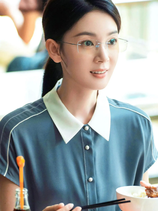 标准的东方美人陈瑶,脸蛋身材都很拔尖,可惜只能给大咖作配