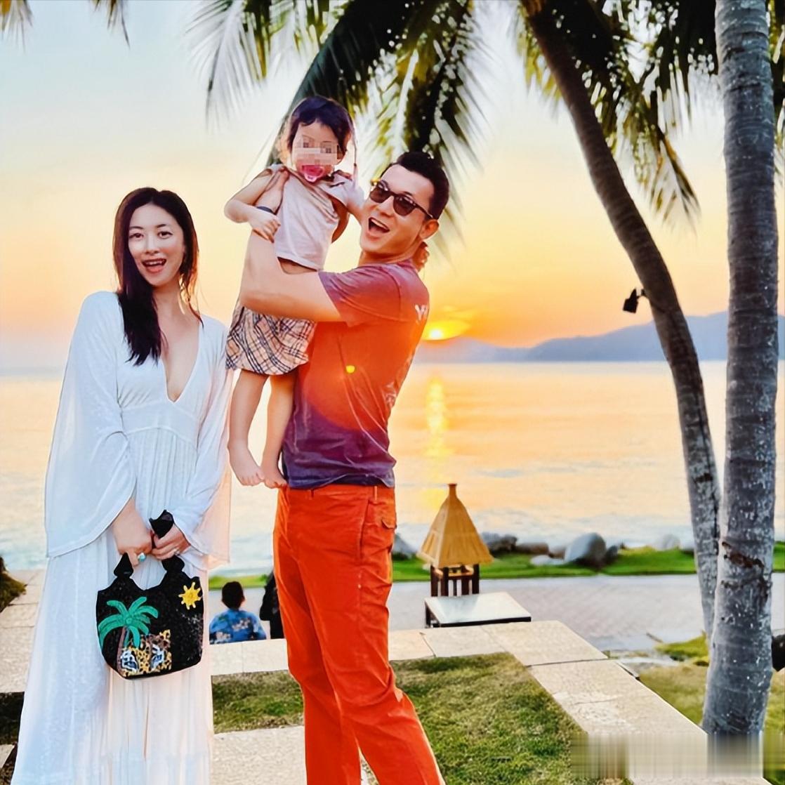 朱珠和老公在新加坡路边等车,她的老公身材高大,长相英俊。