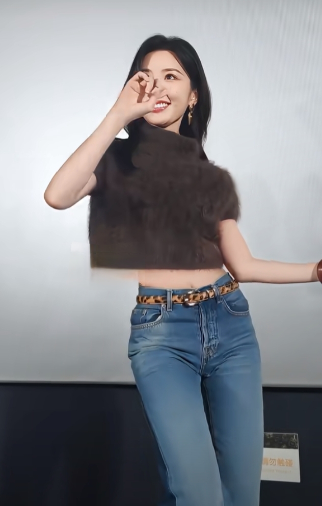 毛晓彤穿搭辣妹风，棕色露腰上衣搭喇叭裤，黑长卷发跳手势舞