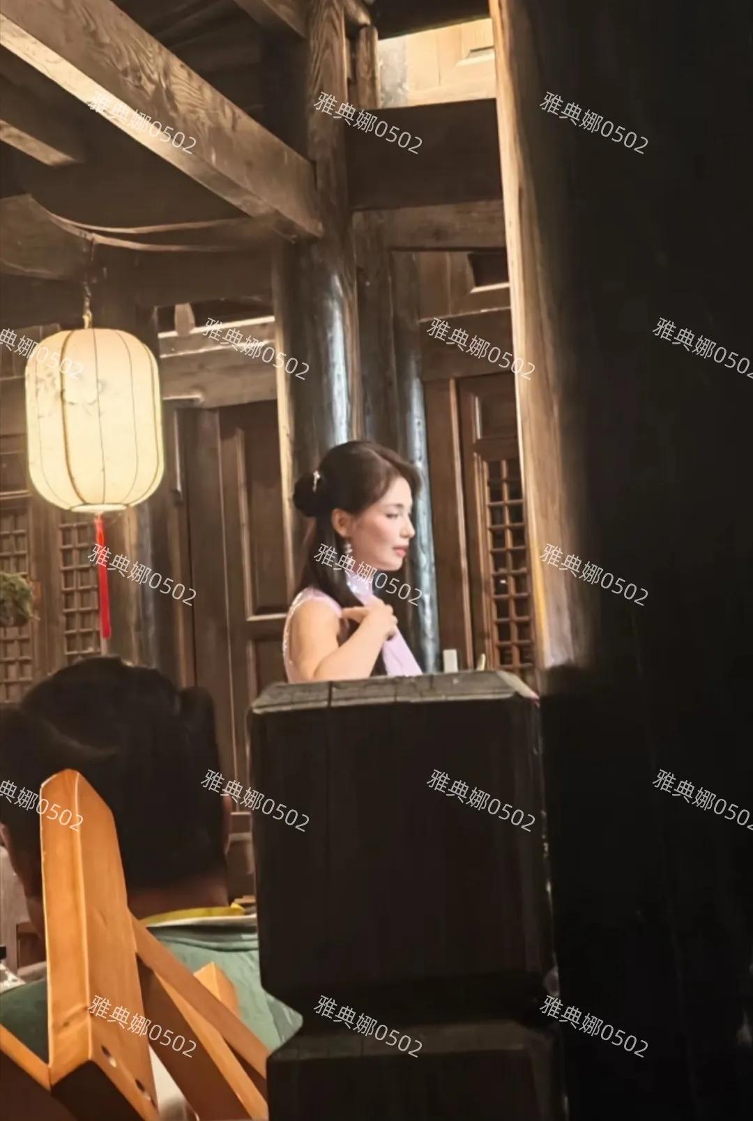 李庄古镇偶遇刘涛，本人没有照片好看，皮肤黑小肚子明显并不年轻