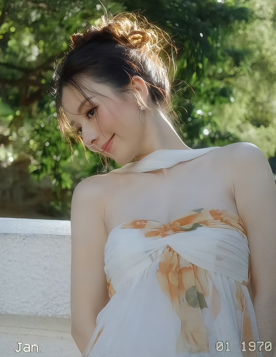 方媛挺孕肚开工,穿抹胸裙踩恨天高超美,自曝脸瘦两圈体重不过百