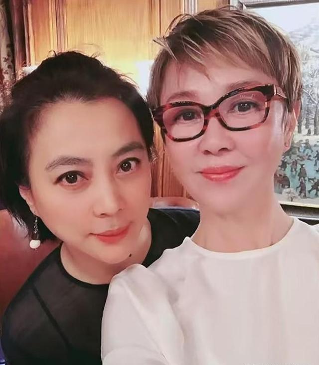 儿子已去世一年后,61岁傅艺伟罕现身!网友称其面相变了