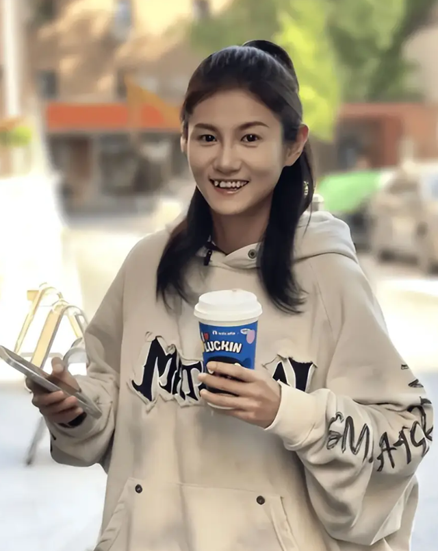 “超女”冠军现状曝光,曾一年挥霍200万,今月薪8000无人识:实惨