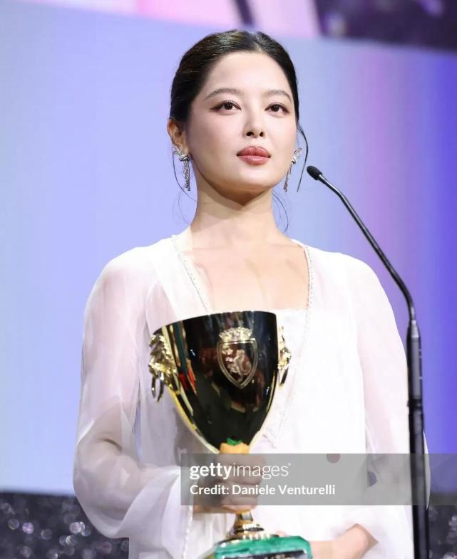 央视对辛芷蕾称呼变了，4字之差有深意，这次轮到甄子丹扬眉吐气