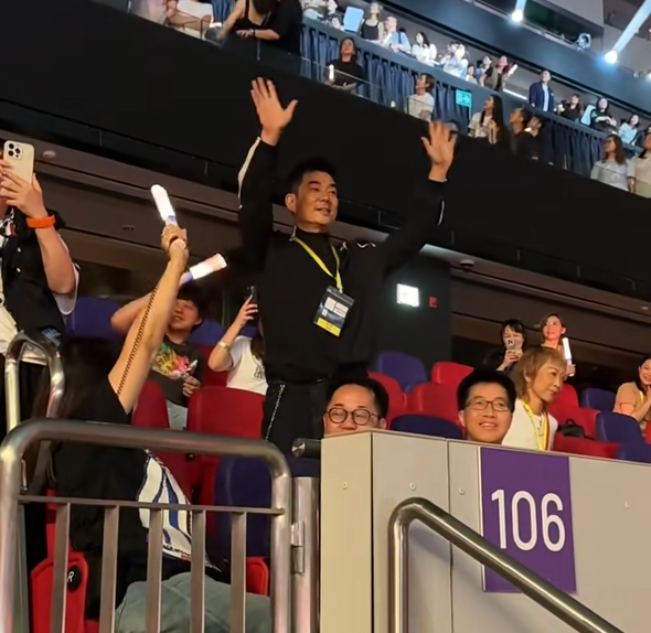 97岁李嘉诚看五月天演唱会,“自驾”电轮椅,头发眉毛都要掉光了