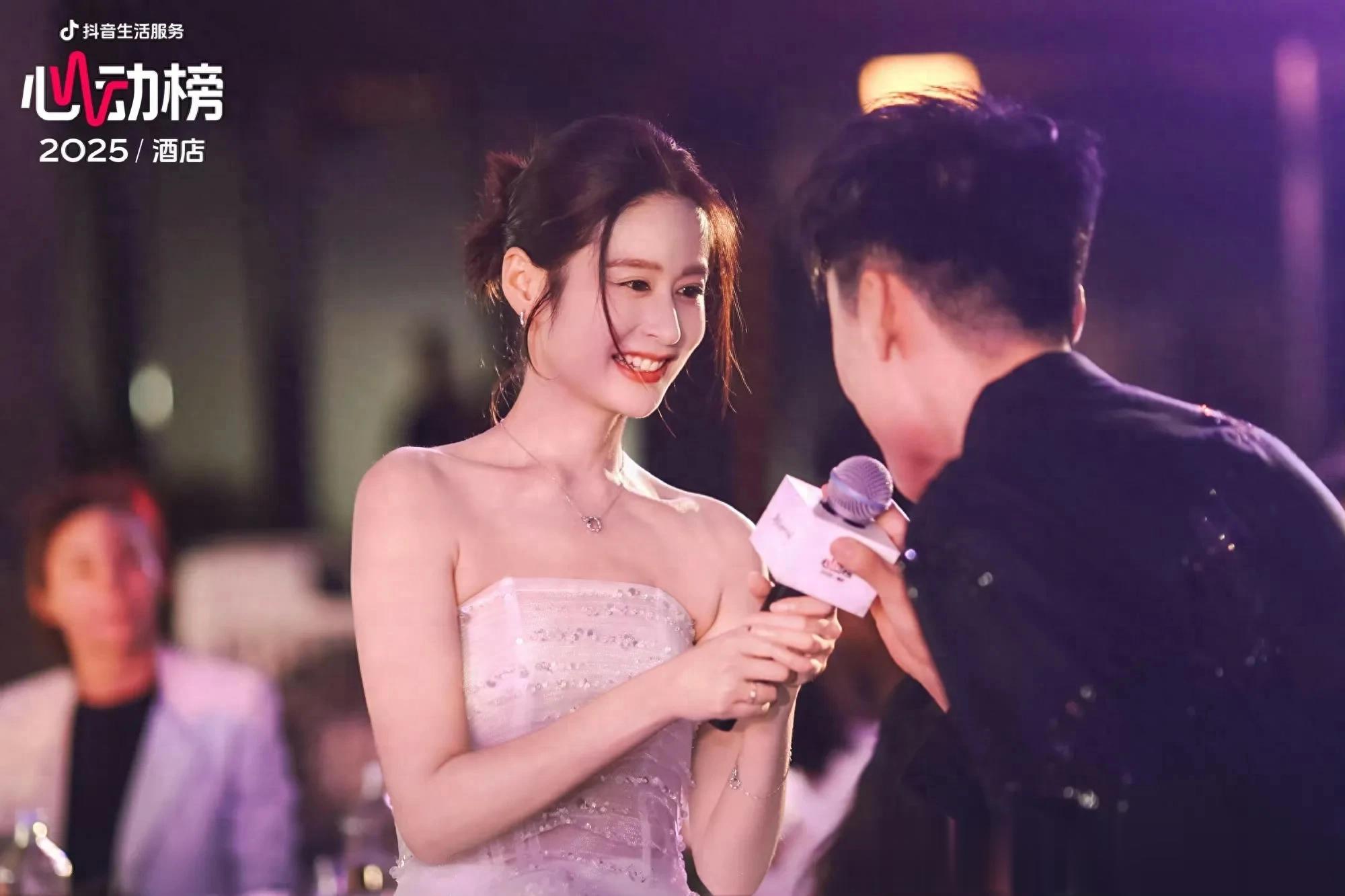 颖儿抹胸伞裙现身活动,不仅皮肤状态紧致,身材管理也是一绝