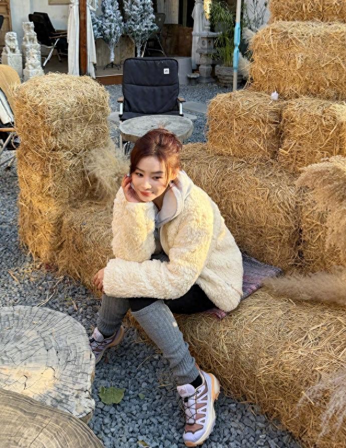 袁姗姗真是美得好耐看！穿羊毛针织衫配鲨鱼裤，温柔又气质！