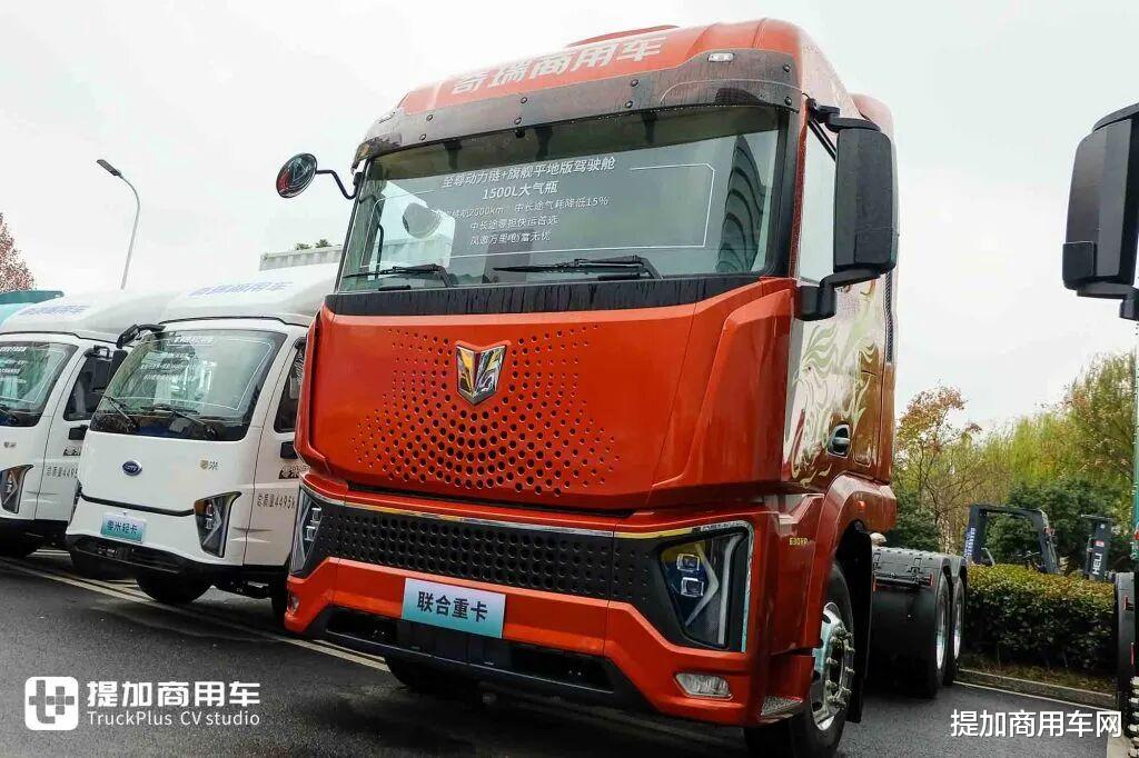 630匹大马力！康明斯一体化动力链加持，联合重卡金凤凰天然气牵引车实拍！
