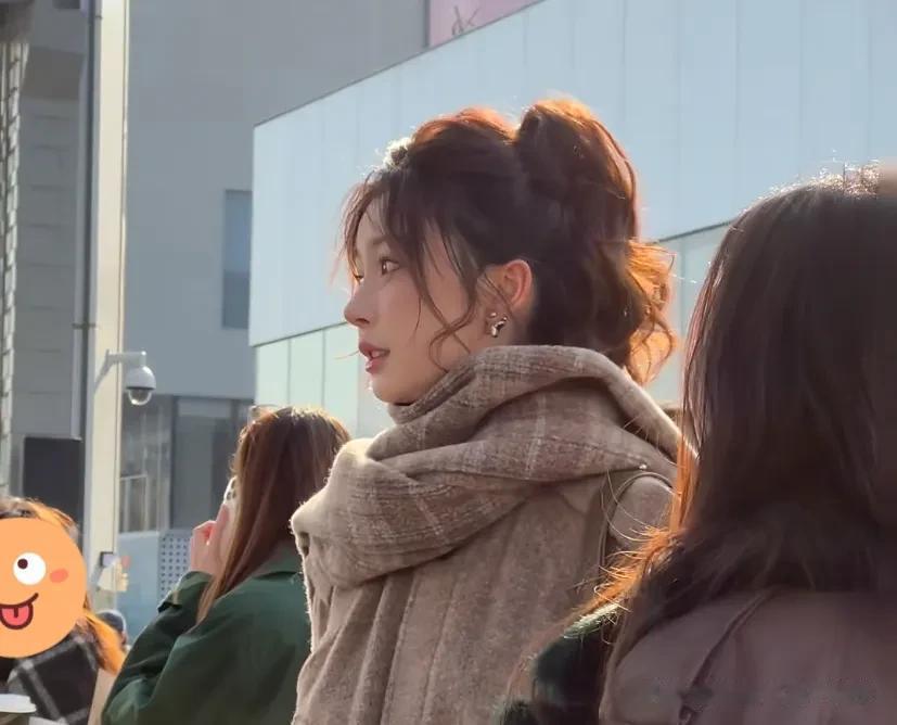 易梦玲国外拍摄，身穿全套巴宝莉，颜值超绝却因穿长筒靴像五五分