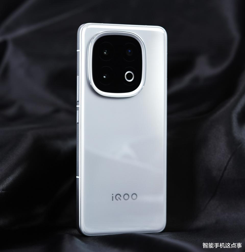 iQOO 15系列工程机被确认：2K直屏+潜望长焦，或成年度真香机