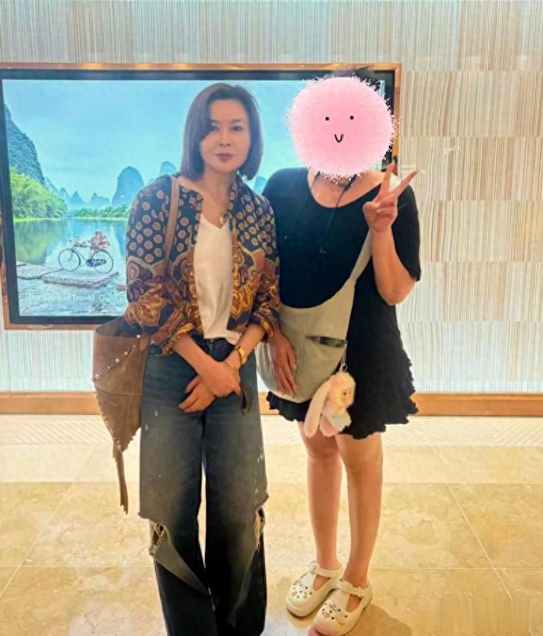 韩国网友偶遇关之琳，发量浓密皮肤精致！曾自曝钱一辈子也花不完