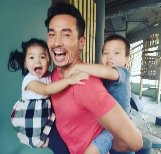 54岁“港剧男神”被曝养家压力大，网友喊话：请放老婆出来演戏！