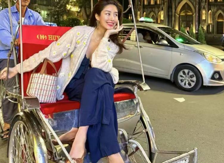 杨采钰被曝在日本低调待孕，黄外套撑起小腹弧度，这状态瞒不住了！