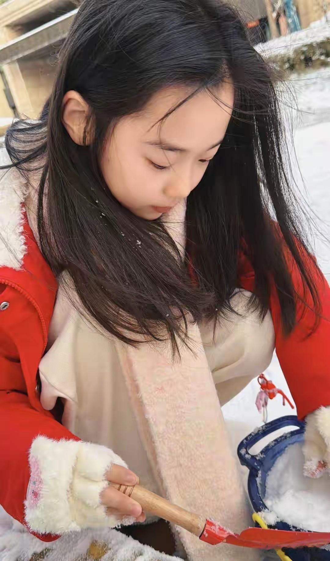 董璇晒女儿初雪美照，小酒窝红色羽绒服雪地撒欢，颜值气质双在线