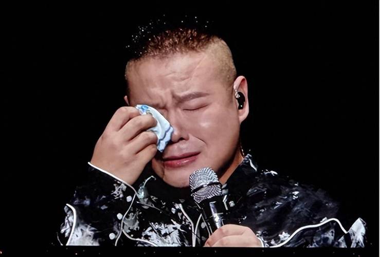 钱再多有什么用？官媒出手揭岳云鹏夫妇真实现状，走上于谦的老路