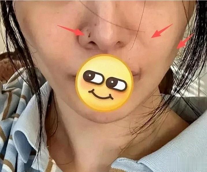 郑爽新账号被封禁，发自拍一个细节被人认出，疑似穿男友衬衫出镜