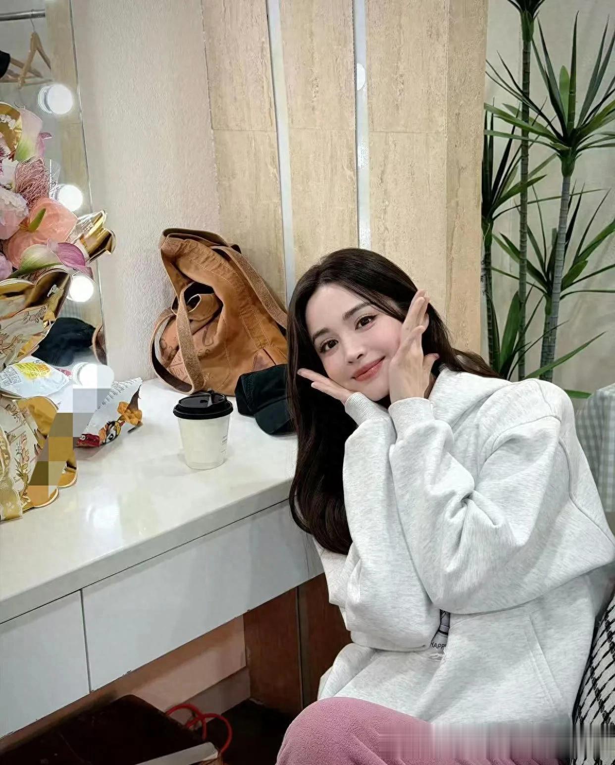 古力娜扎私服造型真时髦！穿浅灰印花卫衣+紫色长裤，减龄又高级