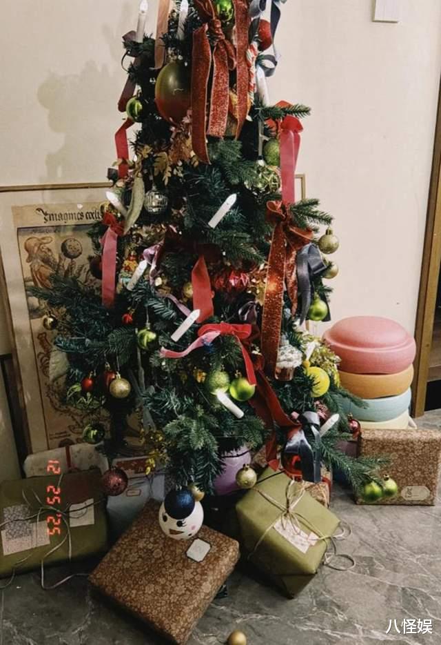 董力阿诺家里过节，餐桌紧挨屋门，过道只能走一人，6口住好拥挤