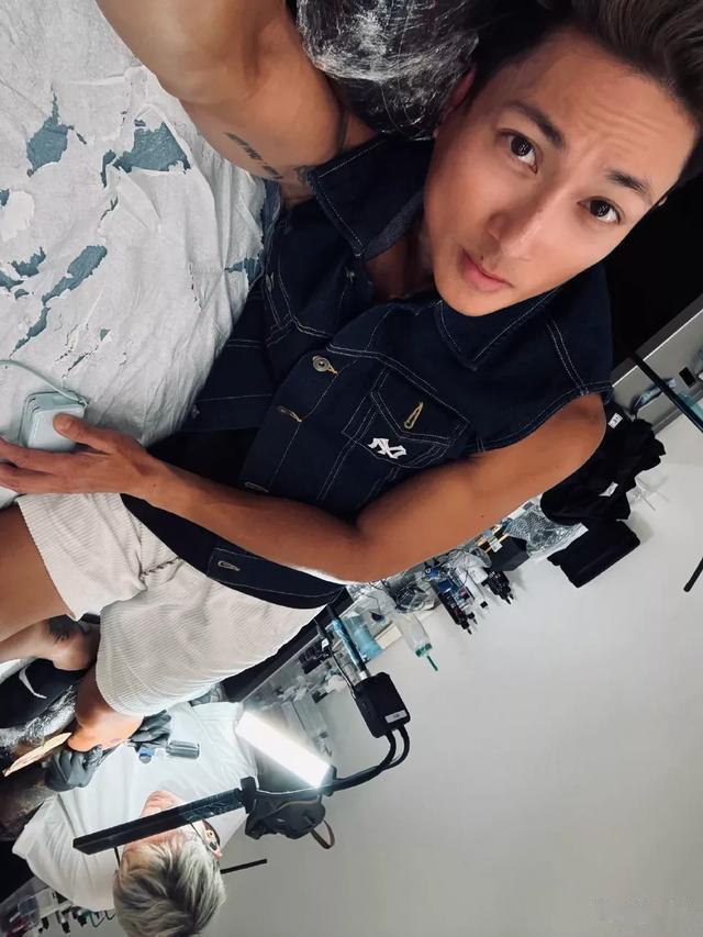 吴尊一家四口游玩纽约 个个颜值爆表大长腿太吸睛 两个孩子眉眼神似