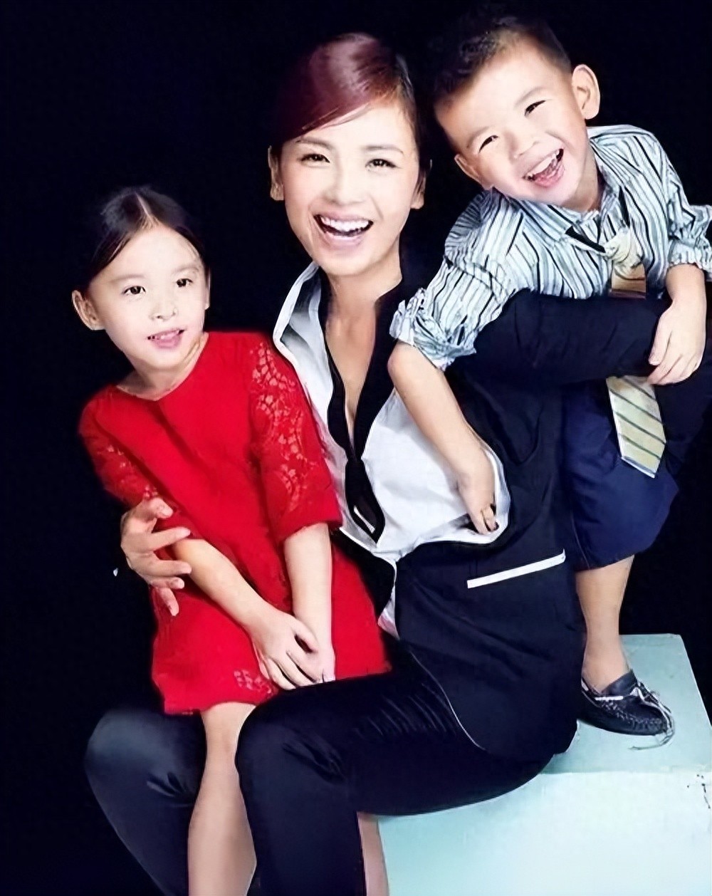 刘涛女儿漂亮到认不出！从小被严格教育，17岁芭蕾高尔夫样样精通