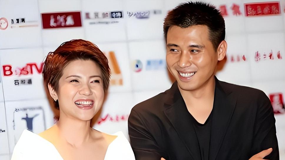 50岁李乃文没想到，老婆罕见曝光后，他和颜丙燕18年绯闻不攻自破