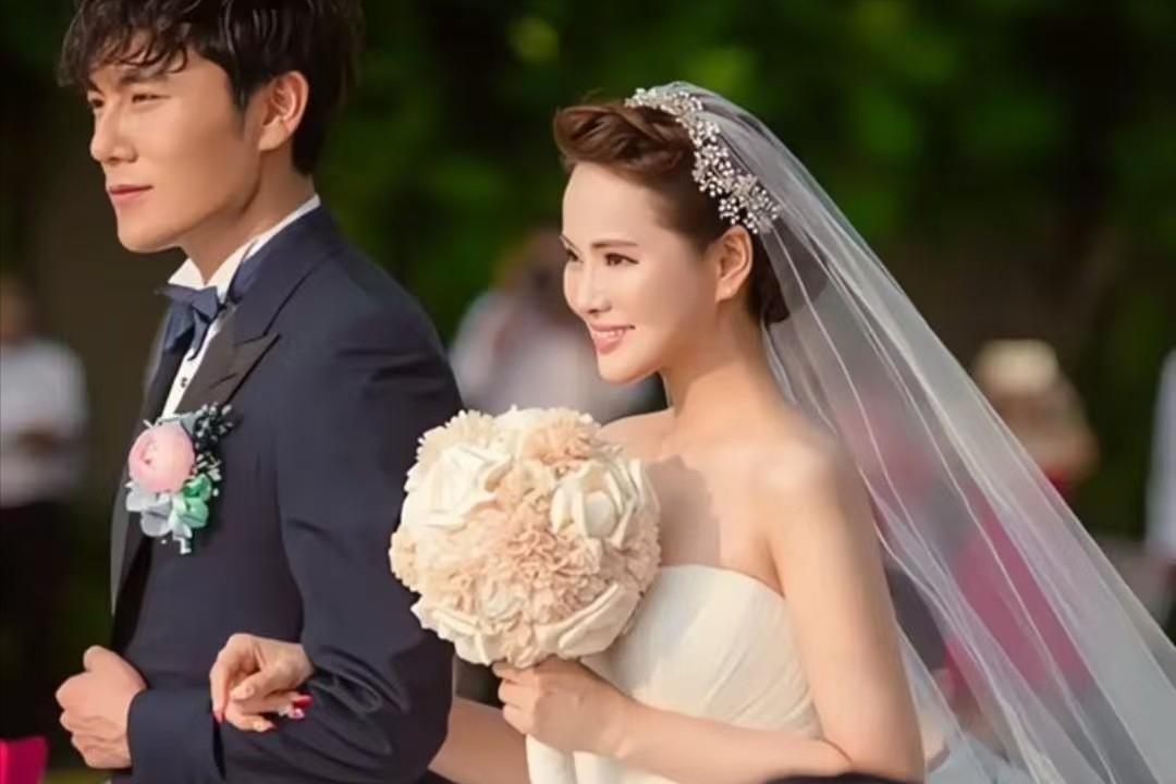 同样是姐弟恋，为何伊能静被夸“情商高”，董璇却被骂“恋爱脑”