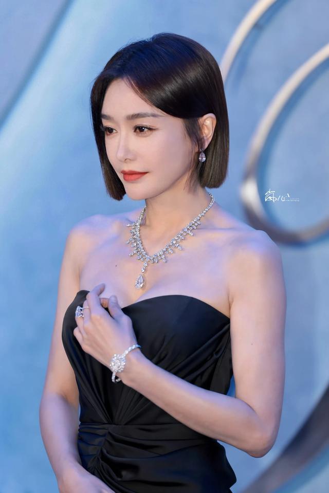 秦岚黑色抹胸裙，身材深藏不露