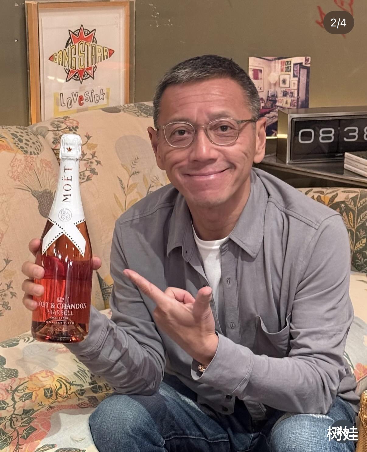 杨其龙罕同框父亲杨受成，58岁头发花白慈眉善目，父子俩长得好像