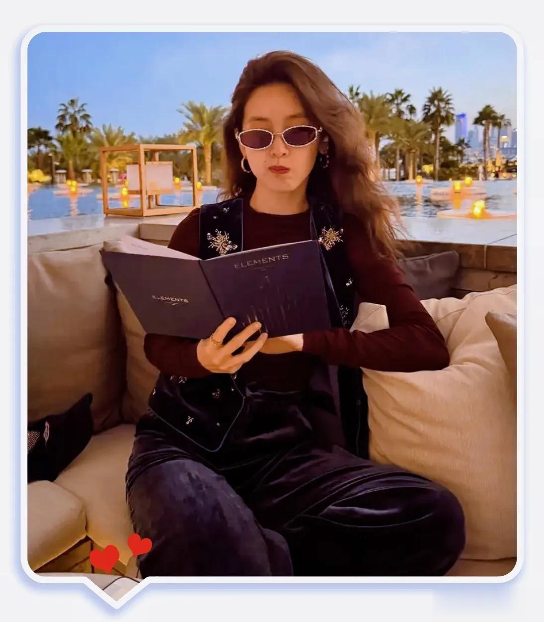 章泽天在迪拜打网球，一身运动穿搭，少女感十足，手臂线条抢镜！