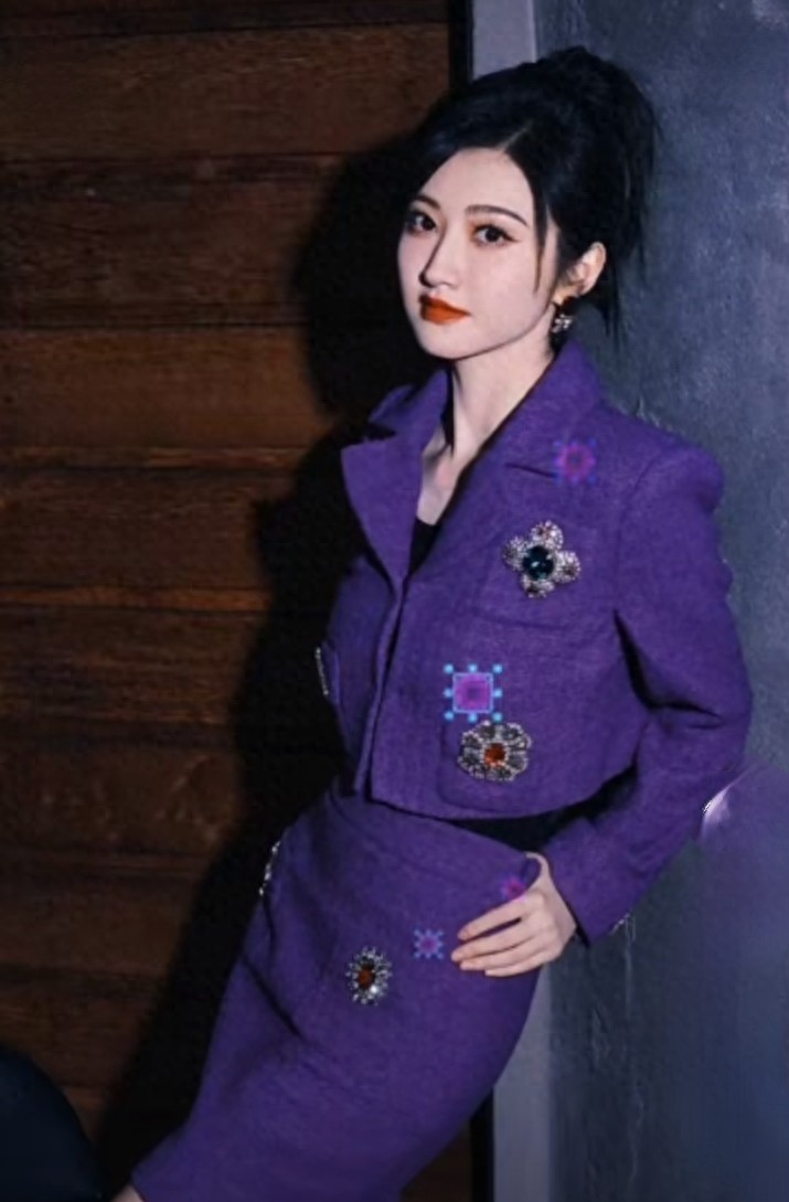 景甜一袭紫色套装配黑靴,复古优雅尽显高级