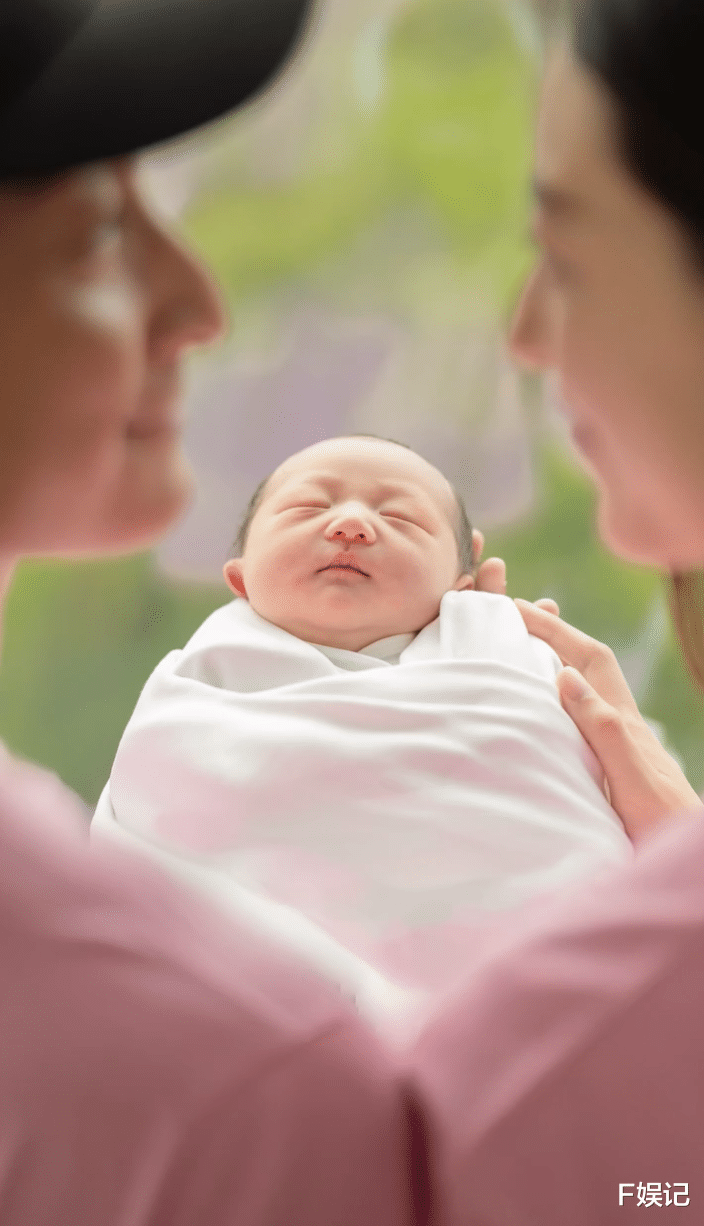 方力申陪太太进产房分娩见证女儿出生 晒与妻女首张一家三口全家福