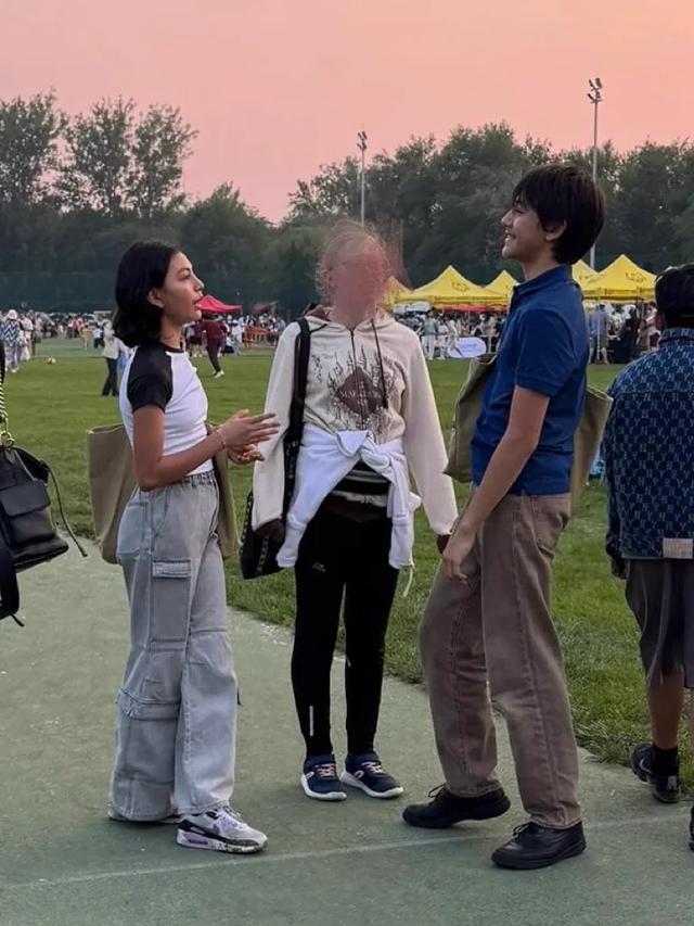 黄渤孙红雷杜江颖儿齐聚子女学校，森碟诺一霓娜也在，像明星聚会