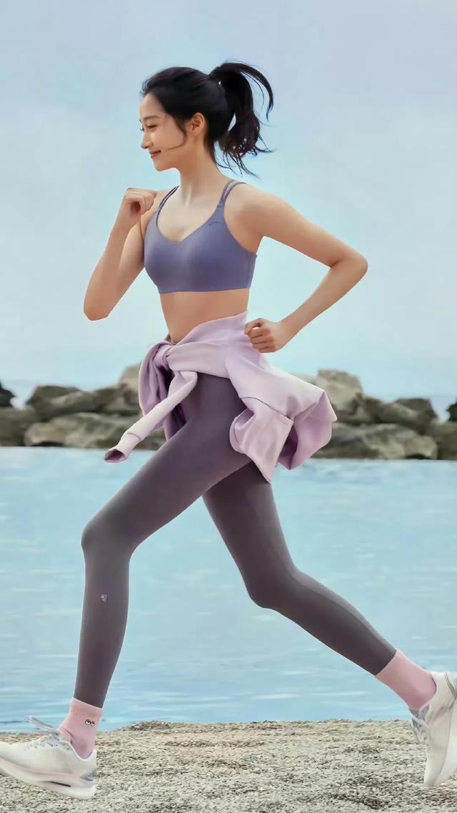 关晓彤穿瑜伽服，展现完美比例身材