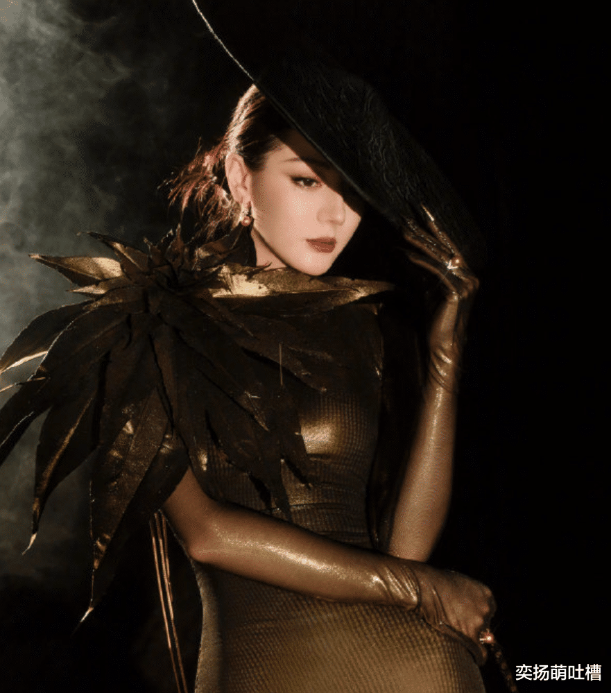 迪丽热巴红毯回归！有人说像铜人，有人喊封神，你站哪边？