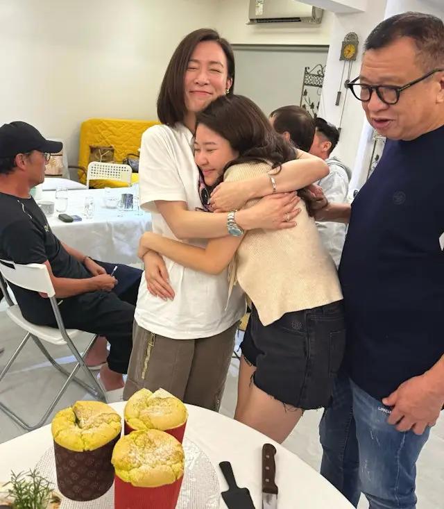 TVB老戏骨许绍雄女儿走出丧父伤痛，与视后佘诗曼欢度圣诞