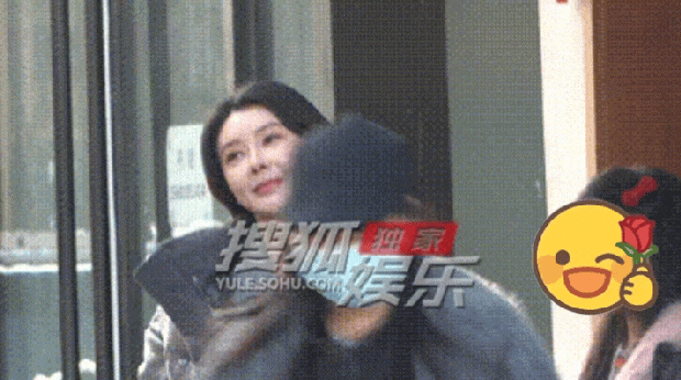 甘薇和双胞胎女儿路边拍视频,母女三人轻轻舞动气氛超好