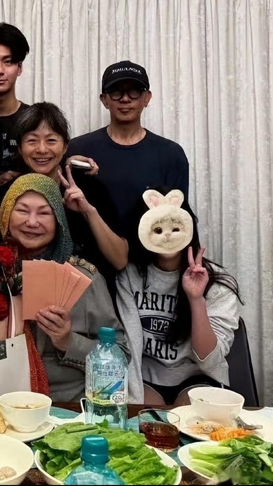 大S离世后第一个母亲节,汪希玥陪外婆过,具俊晔瘦到似枯槁