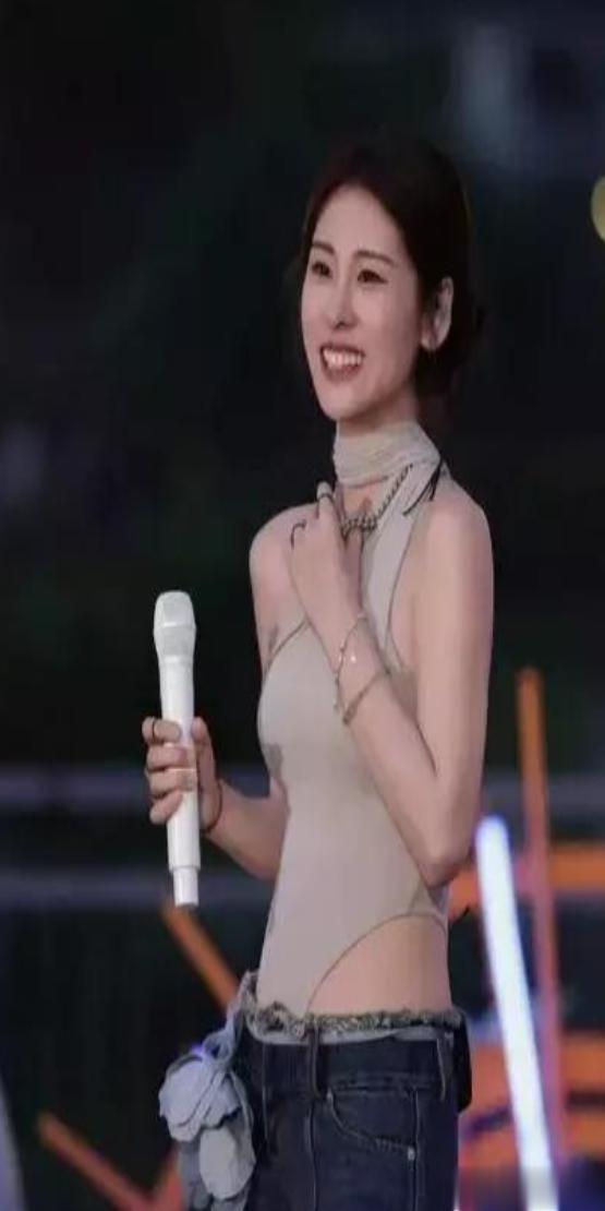 张碧晨衣服惹争议，勒脖子还卡裆，网友：上厕所方便吗？