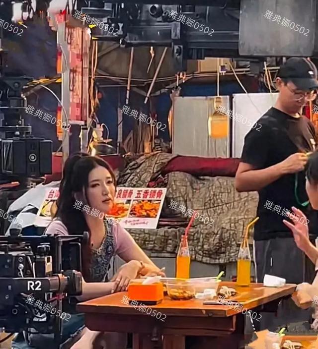 成都夜市偶遇江疏影印象中的她很女神,但本人很一般不够美不年轻