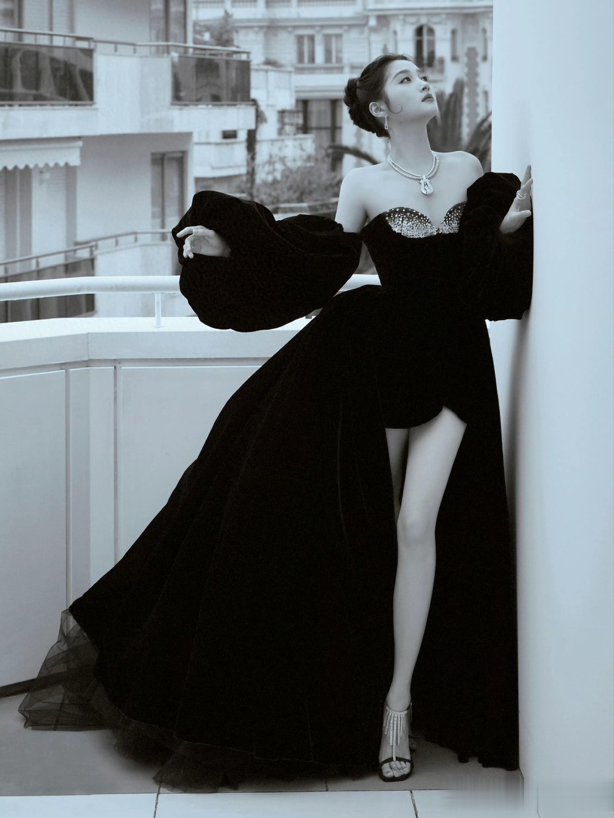 关晓彤戛纳黑丝绒礼服亮相，钻石点缀尽展红毯女王气场