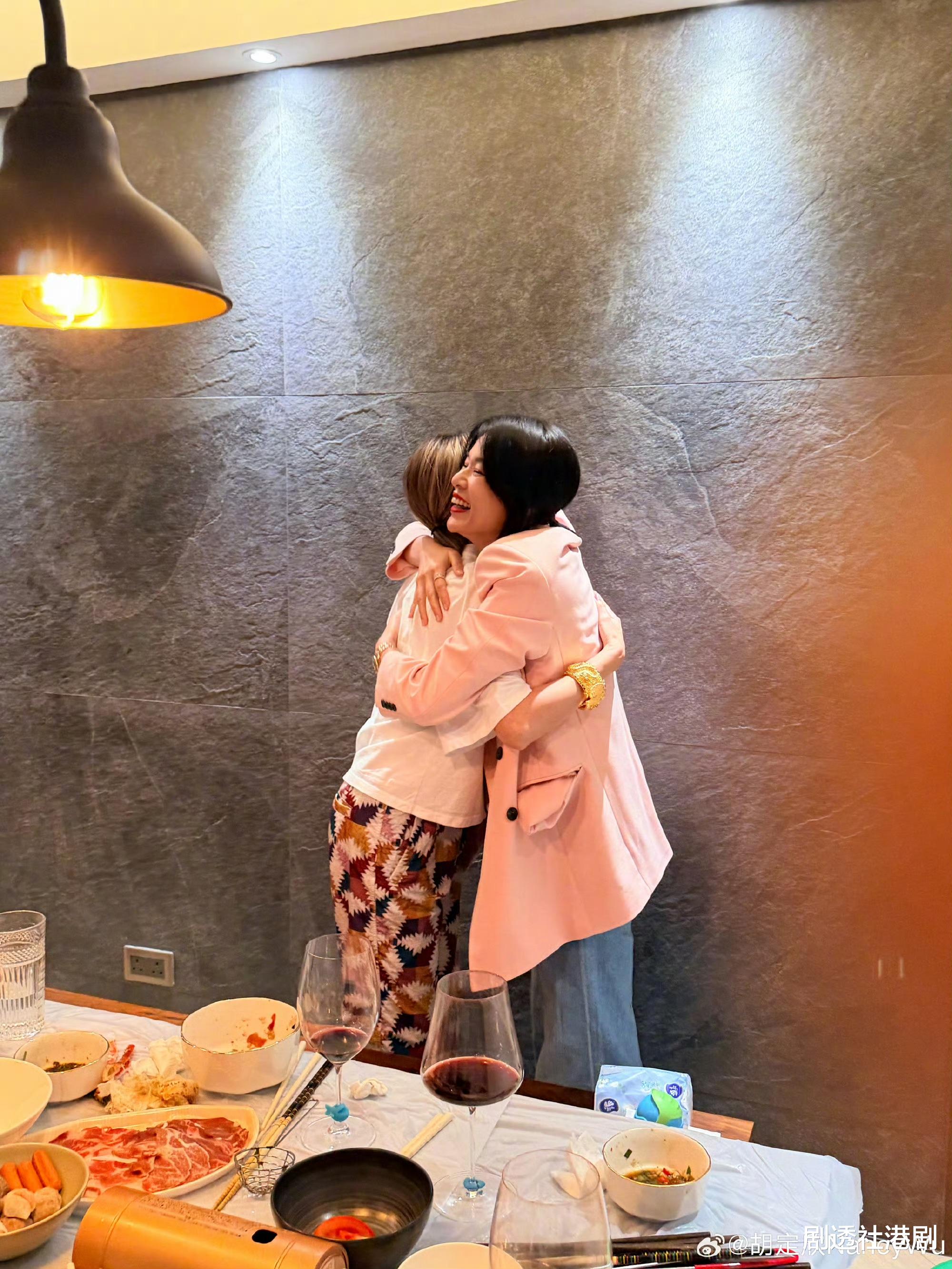 TVB视后晒家中新置圣诞树！意外曝光豪宅内景，两个月前突爆婚讯