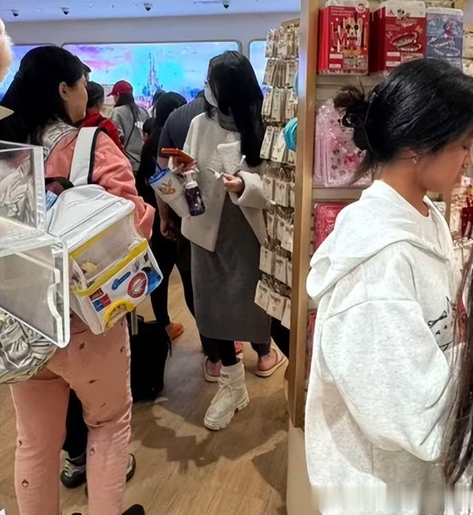 张柏芝带小儿子现身机场！胳膊戴满大金镯很阔气，把俩儿子留澳洲